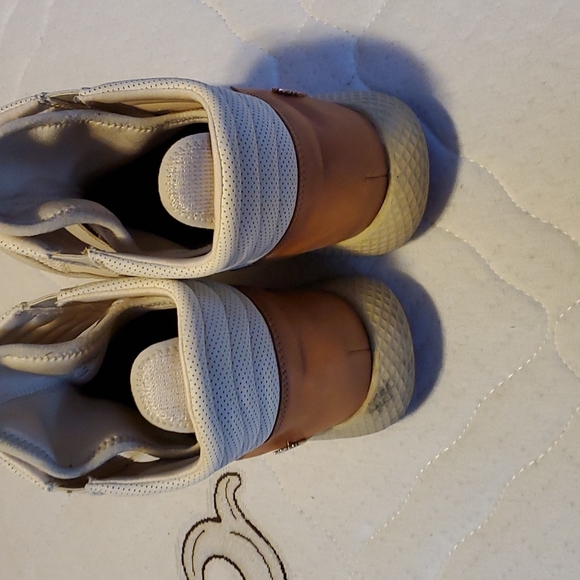 Shoes - Picture 3 of 6